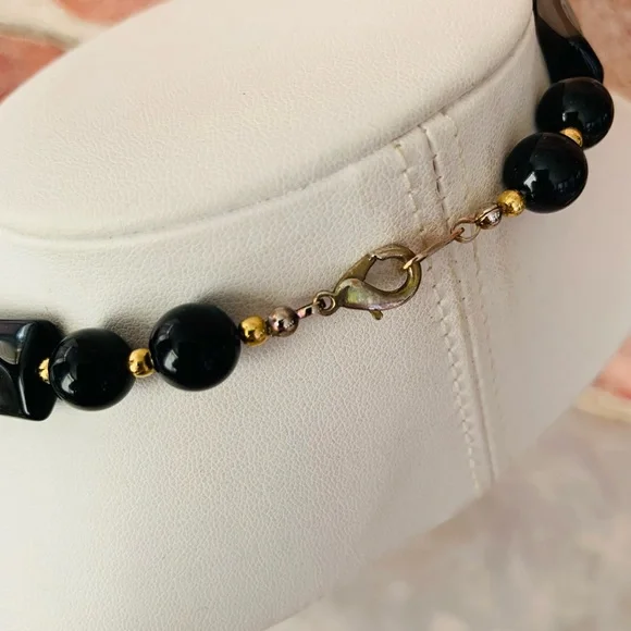 Black and Gold Beaded Retro Necklace - Picture 3 of 4